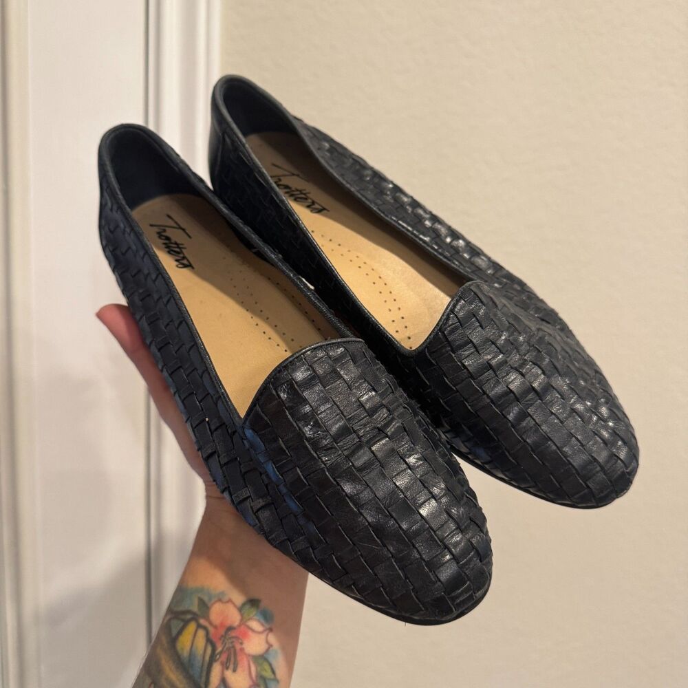 Trotters Black leather women's loafers size 7.5